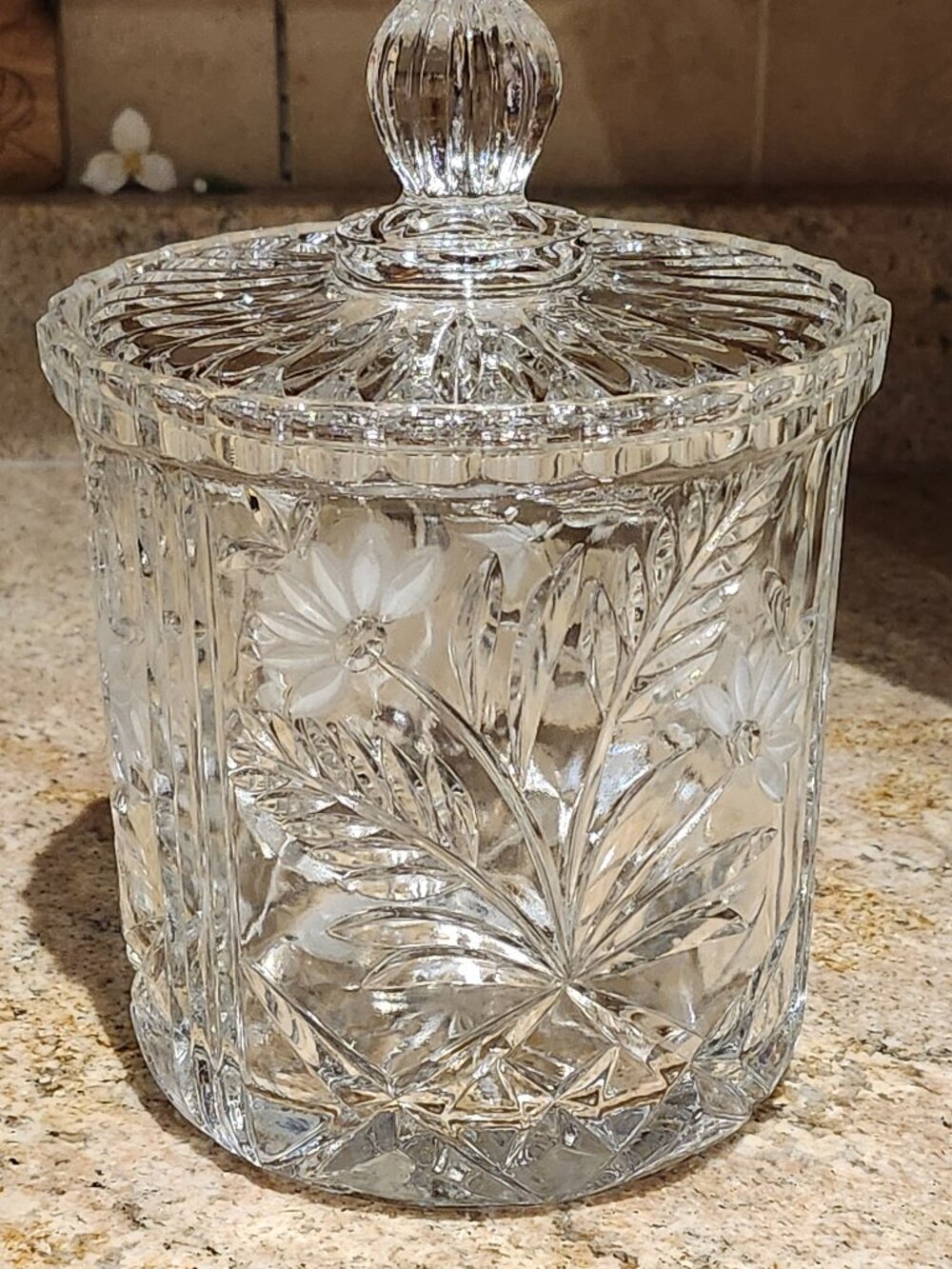 Vintage 24% lead crystal biscuit/cookie jar with lid